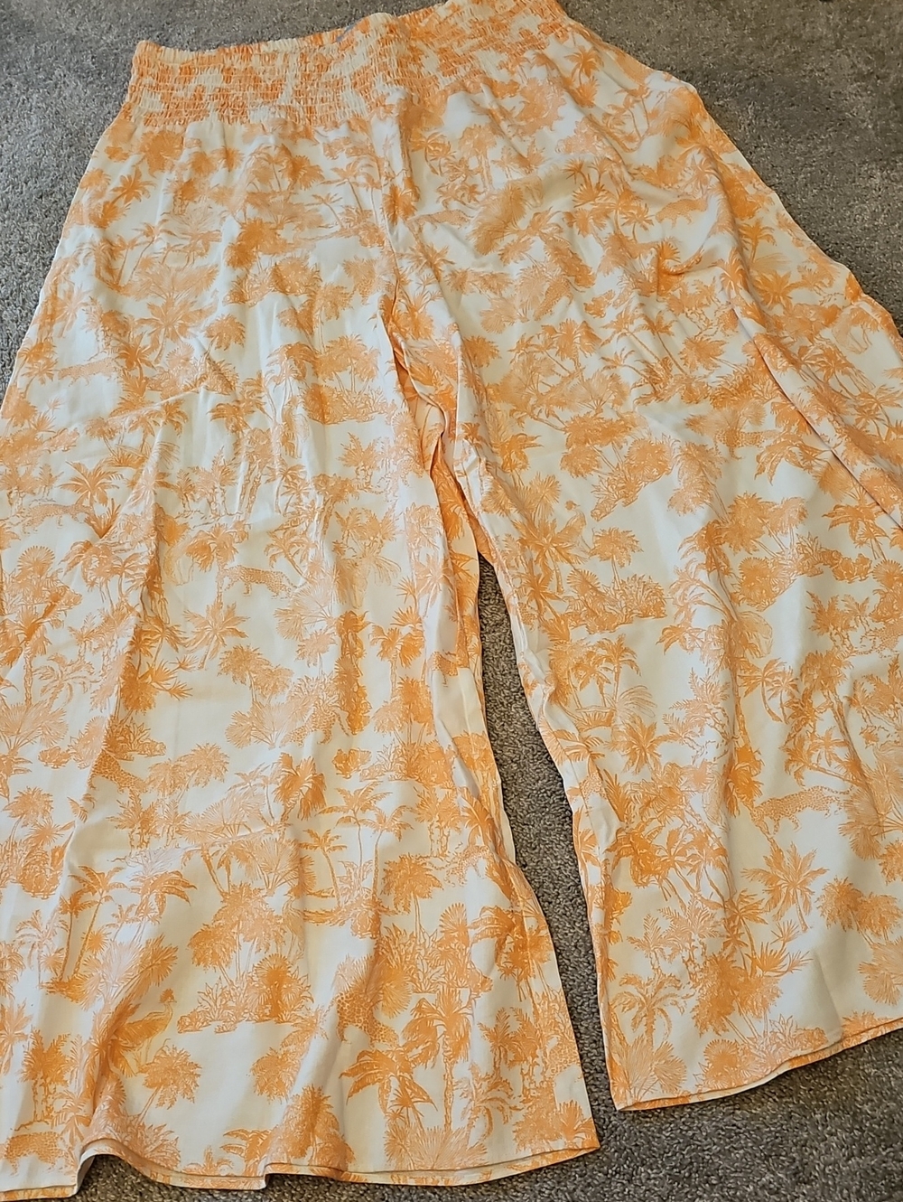 J2🔹️CeCe Wide Leg Pants White with Orange Palm Print